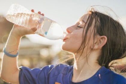 उठते-बैठते पी रहे प्लास्टिक की बोतल में पानी, जान लें कितनी खतरनाक हो सकती है आपकी ये आदत