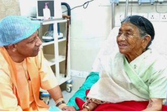 सीएम योगी ने एम्स में भर्ती अपनी मां से मुलाकात कर ली स्वास्थ्य की जानकारी 