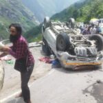 बदरीनाथ हाईवे पर अनियंत्रित होकर पलटा सवारियों से भरा वाहन, तीन घायल