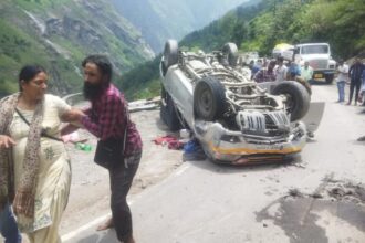 बदरीनाथ हाईवे पर अनियंत्रित होकर पलटा सवारियों से भरा वाहन, तीन घायल