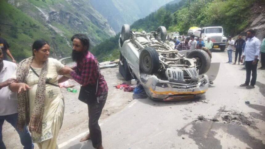 बदरीनाथ हाईवे पर अनियंत्रित होकर पलटा सवारियों से भरा वाहन, तीन घायल