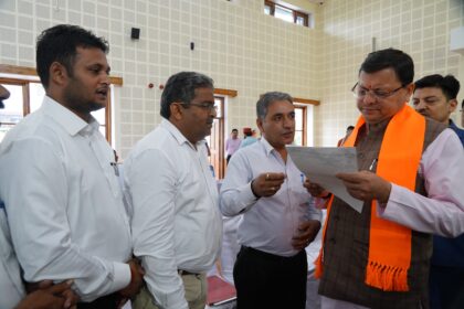 सीएम धामी ने सुनी लोगों की समस्याएं, अधिकारियों को दिये ये निर्देश