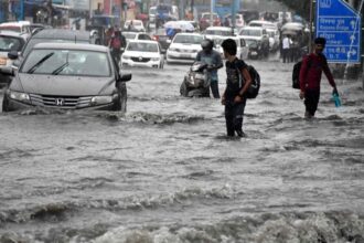 उत्तराखंड में भारी बारिश का रेड अलर्ट जारी, जगह- जगह सड़के हुई बेहाल, आवाजाही की बढ़ी मुश्किलें 