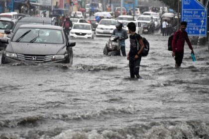 उत्तराखंड में भारी बारिश का रेड अलर्ट जारी, जगह- जगह सड़के हुई बेहाल, आवाजाही की बढ़ी मुश्किलें 