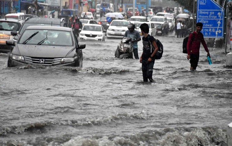 उत्तराखंड में भारी बारिश का रेड अलर्ट जारी, जगह- जगह सड़के हुई बेहाल, आवाजाही की बढ़ी मुश्किलें 