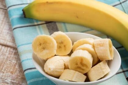 रोज केला खाने वालों के लिए बुरी खबर, जान लीजिए शरीर पर क्या दिखते हैं साइड इफेक्ट्स
