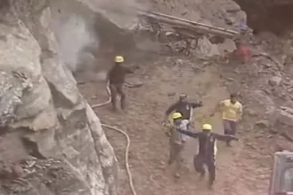 बद्रीनाथ हाइवे सड़क खोलने में जुटे मजदूरों पर अचानक भरभराकर गिरे बोल्डर, जान बचाने के लिए भागे..