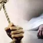 युवती के साथ रह रहे युवक का फंदे में लटका मिला शव, लड़की ने सामान जलाया…मोबाइल लेकर हुई फरार
