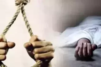 युवती के साथ रह रहे युवक का फंदे में लटका मिला शव, लड़की ने सामान जलाया…मोबाइल लेकर हुई फरार