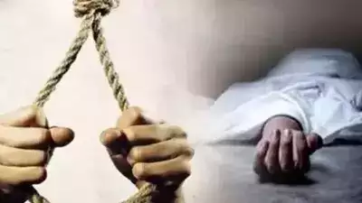 युवती के साथ रह रहे युवक का फंदे में लटका मिला शव, लड़की ने सामान जलाया…मोबाइल लेकर हुई फरार