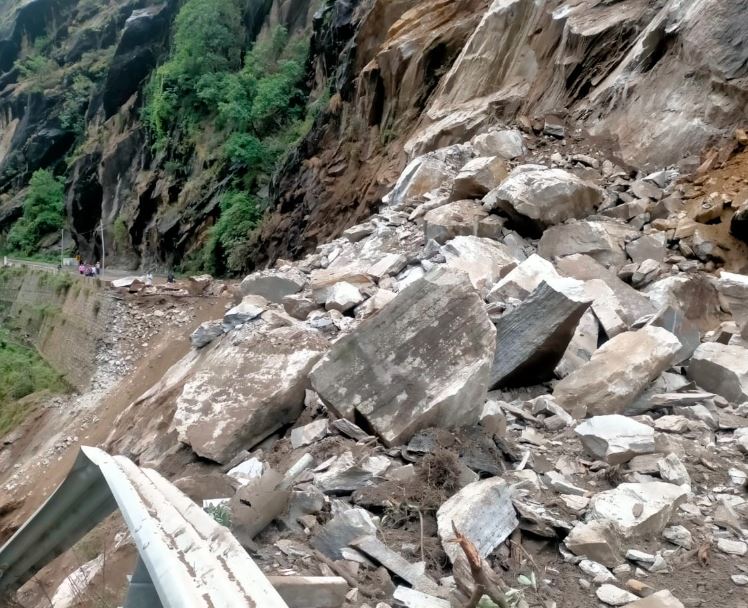 उत्तराखंड में बारिश का कहर, बद्रीनाथ हाईवे बंद, प्रशासन ने की यात्रियों से सावधानी बरतने की अपील