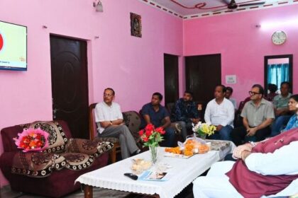 मंत्री गणेश जोशी ने पीएम के “मन की बात” का 112वां संस्करण पार्टी कार्यकर्ताओं और स्थानीय लोगों के साथ सुना