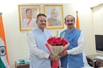 कैबिनेट मंत्री गणेश जोशी ने केंद्रीय सड़क, परिवहन एवं राजमार्ग राज्य मंत्री अजय टम्टा से की भेंट 