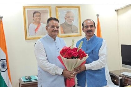 कैबिनेट मंत्री गणेश जोशी ने केंद्रीय सड़क, परिवहन एवं राजमार्ग राज्य मंत्री अजय टम्टा से की भेंट 