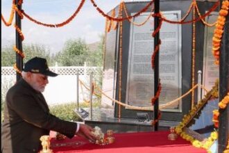 लद्दाख पहुंचे पीएम मोदी, कारगिल वॉर मेमोरियल पर शहीदों को दी श्रद्धांजलि