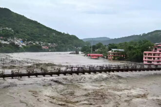 उत्तराखंड में भारी बारिश का कहर, भूस्खलन से 109 मार्ग बंद, ऊफान पर नदियां