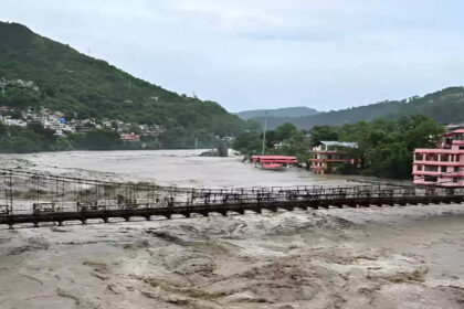 उत्तराखंड में भारी बारिश का कहर, भूस्खलन से 109 मार्ग बंद, ऊफान पर नदियां