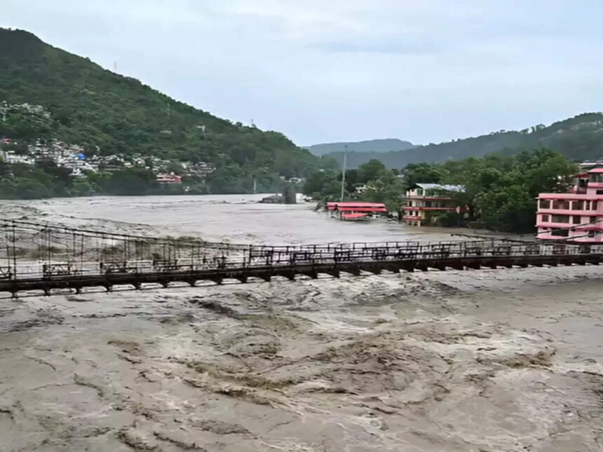 उत्तराखंड में भारी बारिश का कहर, भूस्खलन से 109 मार्ग बंद, ऊफान पर नदियां