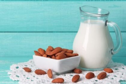 बादाम का दूध पीना सेहत के लिए कितना फायदेमंद, जानें क्या कहते हैं एक्सपर्ट