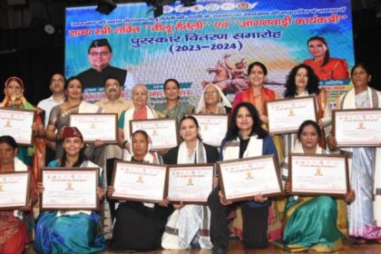 13 महिलाओं व युवतियों को ‘तीलू रौतेली’ व 32 को ‘आंगनबाड़ी कार्यकत्री’ सम्मान से नवाजा गया