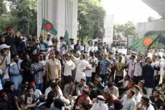 ढाका भारतीय वीजा केंद्र में घुसे प्रदर्शनकारी, लगाए भारत विरोधी नारे 