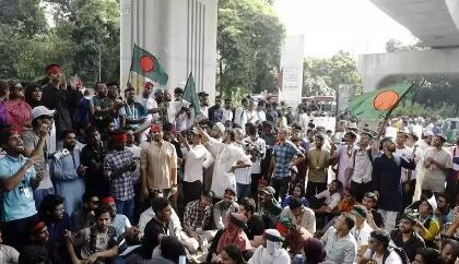 ढाका भारतीय वीजा केंद्र में घुसे प्रदर्शनकारी, लगाए भारत विरोधी नारे 