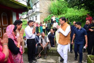 गैरसैंण के सारकोट गांव में शहीद के घर पहुंचे मुख्यमंत्री धामी