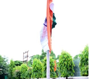 स्वतंत्रता दिवस पर मुख्यमंत्री धामी ने किया ध्वजारोहण