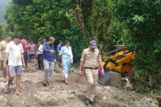 डीएम ने माल देवता के आपदा प्रभावित इलाके का किया दौरा