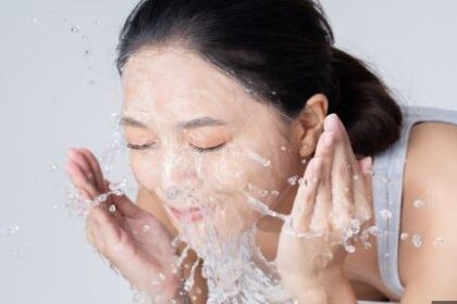 जानिए आपको अपना चेहरा कितनी देर तक धोना चाहिए