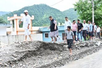 कैबिनेट मंत्री गणेश जोशी ने सेरकी मालदेवता में अतिवृष्टि के कारण हुए नुकसान का किया स्थलीय निरीक्षण