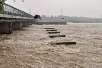 लगातार हो रही बारिश के चलते बढ़ा नदियों का जलस्तर, गंगा तट पर जाने के लिए प्रशासन की ओर से अलर्ट जारी 