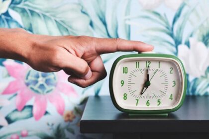 सुबह हर 10-15 मिनट पर बजता है अलार्म तो बदल लें अपनी आदत, वरना होगा ये नुकसान
