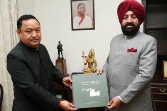 जिलाधिकारी हरिद्वार धीराज सिंह गर्ब्याल ने राज्यपाल गुरमीत सिंह से की शिष्टाचार भेंट