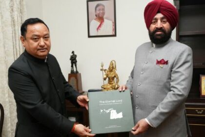 जिलाधिकारी हरिद्वार धीराज सिंह गर्ब्याल ने राज्यपाल गुरमीत सिंह से की शिष्टाचार भेंट