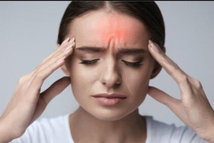 सिर के बीचोंबीच हो रही है झुनझुनी तो बिल्कुल न करें इग्नोर, हो सकता है इतना खतरनाक