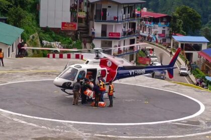 आपदा- केदारघाटी में फंसे भूखे प्यासे जानवरों के लिए हवाई मार्ग से पहुंचाया गया चारा