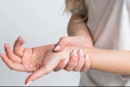 हाथों में लगातार हो रही है झुनझुनी तो हो जाएं सावधान, इस खतरनाक बीमारी के हैं लक्षण