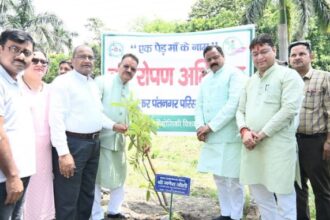 कृषि मंत्री गणेश जोशी ने ‘एक पेड़ मां के नाम’ अभियान के तहत रुद्राक्ष पौधे का रोपण कर दिया पर्यावरण संरक्षण का संदेश