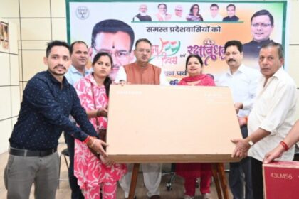 कैबिनेट मंत्री गणेश जोशी ने सरखेत आपदा में प्रभावित 12 परिवारों को वितरित किए टेलीविजन सेट