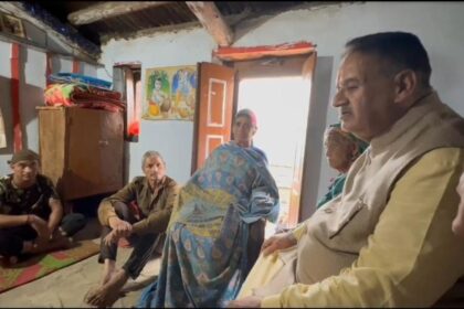 सैनिक कल्याण मंत्री गणेश जोशी ने लेह में शहीद हुए जवान बसुदेव सिंह के आवास पहुंचकर परिवारजनों से की मुलाकात