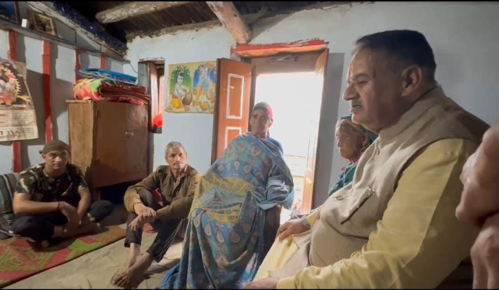 सैनिक कल्याण मंत्री गणेश जोशी ने लेह में शहीद हुए जवान बसुदेव सिंह के आवास पहुंचकर परिवारजनों से की मुलाकात
