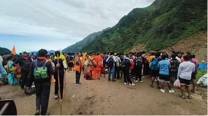 केदारनाथ पैदल मार्ग पर बादल फटने के बाद हाईअलर्ट जारी, फंसे यात्रियों को अब हेलिकॉप्टर से किया जा रहा रेस्क्यू 