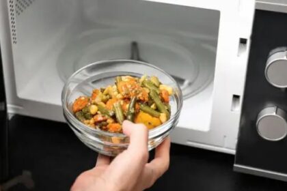 बार-बार खाना गर्म करने से उसका पोषण कम हो जाता है, जानें सच