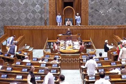 लोकसभा में पेश हुआ वक्फ बोर्ड संशोधन बिल, विपक्षी दलों की सरकार पर घेराबंदी