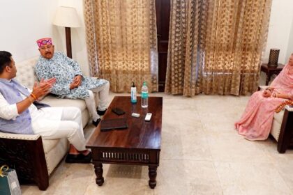 हिमाचल के लोकनिर्माण मंत्री से महाराज की चांइशील घाटी को जोड़ने पर चर्चा