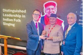 ब्रिटेन की यात्रा से लौटे प्रख्यात लोकगायक नरेंद्र सिंह नेगी