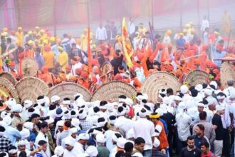 चंपावत जिले में 11 मिनट तक हुई पत्थर व फूलों की बौछार