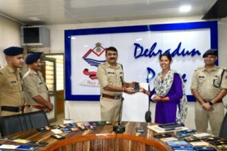 रक्षाबन्धन पर दून पुलिस का बहनो को तोहफा, खोये मोबाइलो को वापस लौटाकर बिखेरी चेहरो पर मुस्कान