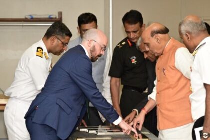 केंद्रीय रक्षा मंत्री राजनाथ सिंह ने अमेरिकी नौसैनिक वॉरफेयर फैसिलिटी सेंटर का किया दौरा 